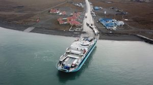 Un viaje en ferry por el Estrecho de Magallanes: cómo se llega al paso fronterizo más remoto de la Argentina