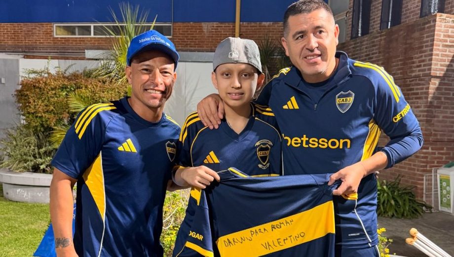 Valentino recibió una camiseta firmada y posó junto a Clemente Rodríguez y Juan Román Riquelme en Casa Amarilla. (Créditos: @makeawishargentina)