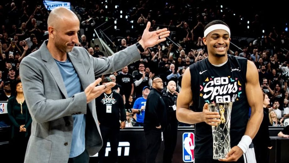 Manu Ginóbili festejó con Keldon Johnson, el Sexto Hombre del Año en la temporada 2025/2026. (@spurs)
