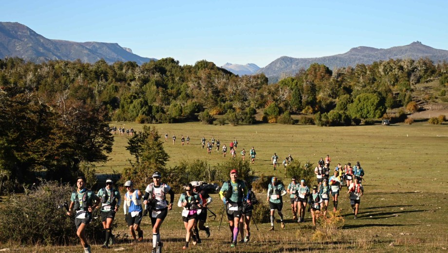La fila india de la aventura, las promesas y del disfrute de la montaña. Patagonia Run fue otra vez la más elegida por los corredores. (Foto/Alejandro Carnevale)