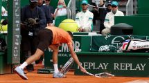 Imagen de Descontrolado en Montecarlo: Medvedev destrozó su raqueta en la dura caída ante Berrettini