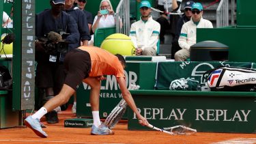 Descontrolado en Montecarlo: Medvedev destrozó su raqueta en la dura caída ante Berrettini
