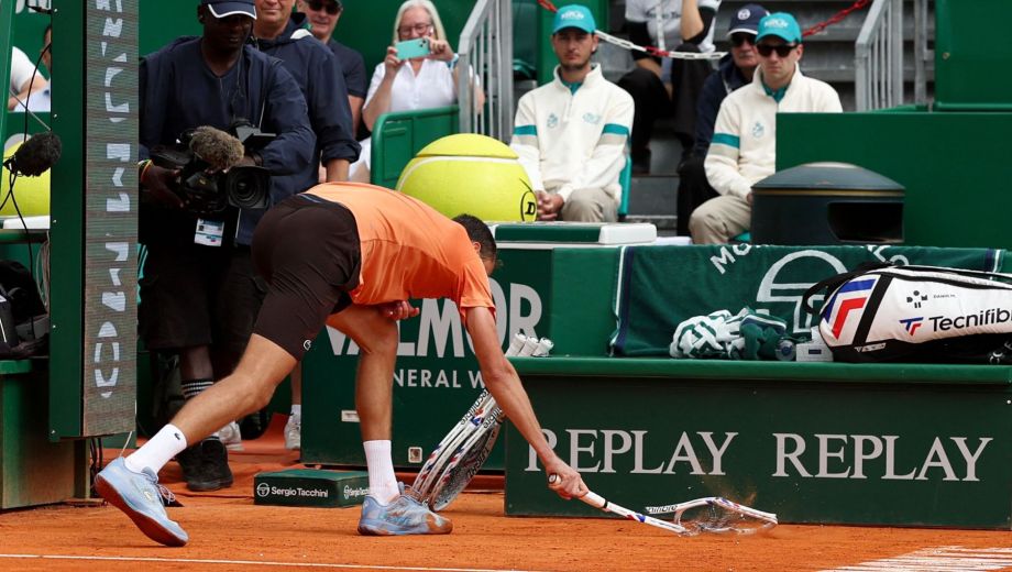 El ruso enloqueció cuando el partido estaba 6-0 y 2-0. (Fotos AFP)