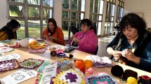 Imagen de Tejetón solidario en Viedma: 960 cuadraditos para mitigar el invierno patagónico