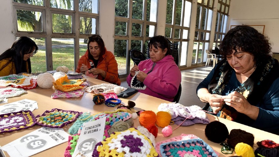 Tejedoras voluntarias en el Centro Cultural de Viedma. Foto: Mauricio Martin.
