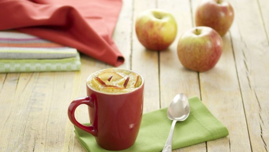 Cómo hacer bizcocho de manzana en taza: la receta sin harinas de solo 3 ingredientes para tu desayuno.-
