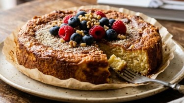 No lleva harina ni azúcar: cómo hacer una torta de yogur en solo 5 pasos