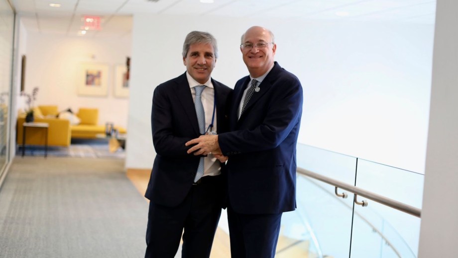 El presidente del Banco Interamericano de Desarrollo, Ilan Goldfajn,  junto al ministro de Economía, Luis Caputo. (Foto: Gentileza)