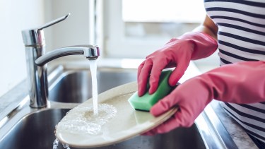 Qué significa que una persona lave los platos mientras cocina: el hábito que revela organización, control y menos estrés