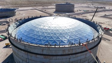 Vaca Muerta Oil Sur | Hito en Punta Colorada: montaron el techo del primer megatanque de petróleo
