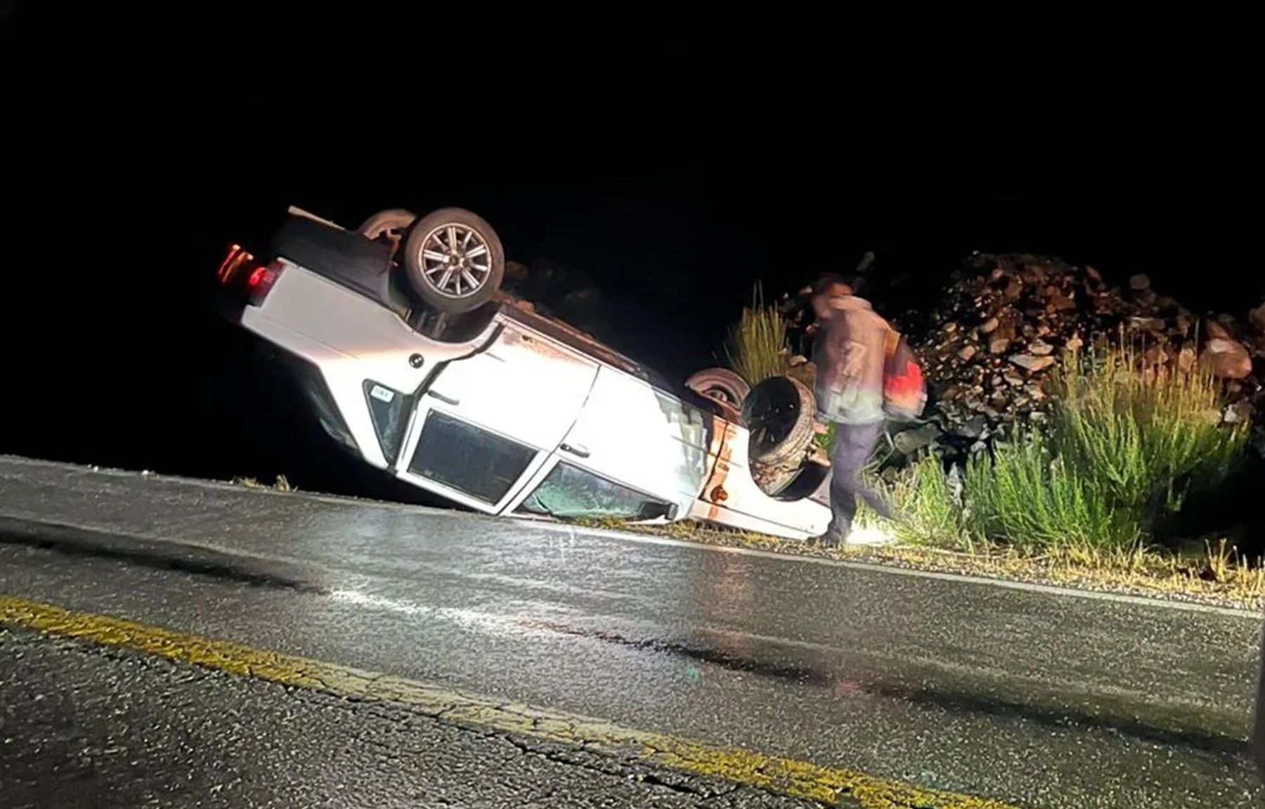 Accidente en Ruta 40: conductor volcó tras esquivar piedras camino a El Bolsón