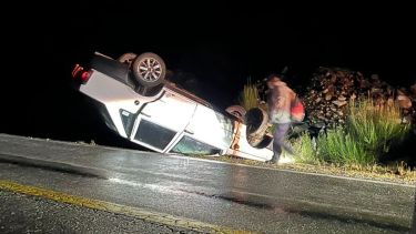 Vuelco en la Ruta 40: un conductor perdió el control tras esquivar piedras rumbo a El Bolsón