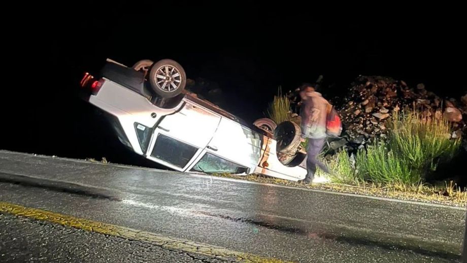 El Fiat Duna quedó volcado sobre la calzada. Foto: Ahora Comarca.
