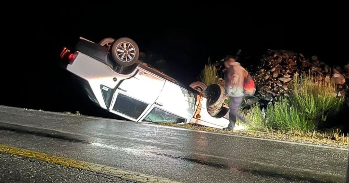Accidente en Ruta 40: conductor volcó tras esquivar piedras camino a El Bolsón