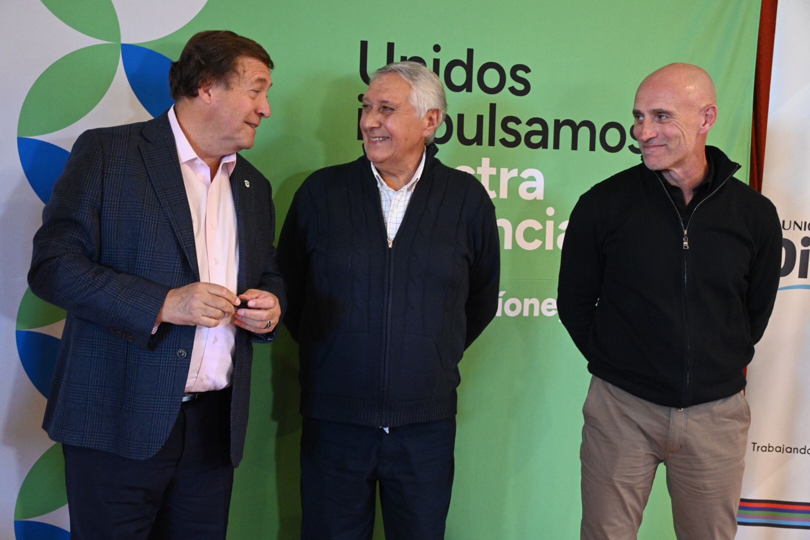 Weretilneck firmó contrato millonario para plan director de agua de Dina Huapi