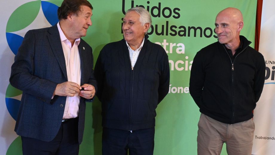 El gobernador Alberto Weretilneck firmó el contrato de la obra del plan director de agua de Dina Huapi, junto al intendente Hugo Cobarrubia. Foto: Chino Leiva