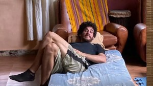 Así vive Momo, el hijo de Julián Weich: bioconstrucción y vida comunitaria en Traslasierra