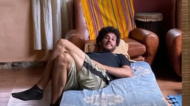 Así vive Momo, el hijo de Julián Weich: bioconstrucción y vida comunitaria en Traslasierra