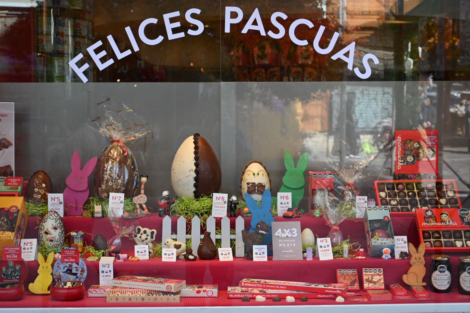 Bariloche se viste de Pascua: la capital del chocolate despliega su oferta de huevos y figuras
