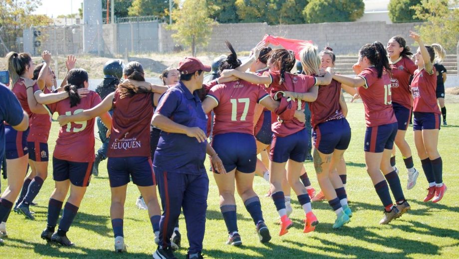 Confluencia derrotó a 4 de Agosto y celebró en la cancha de Unión de Zapala. (Foto: Lifune - La Nueva Liga)