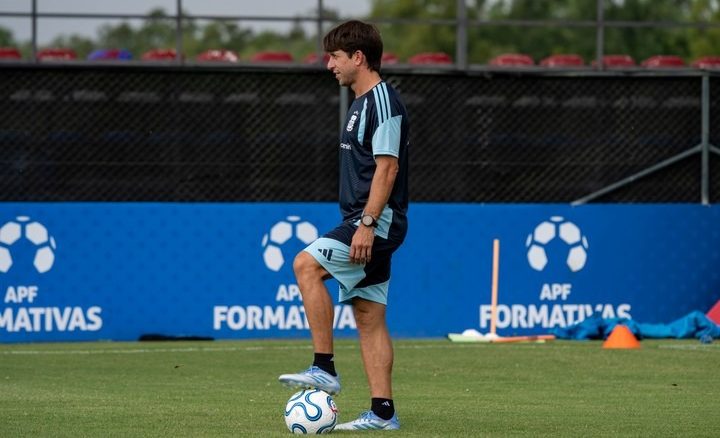 Diego Placente es el entrenador de la Selección Sub 17, que comenzará su camino en el Sudamericano este sábado en Paraguay. (Prensa AFA)