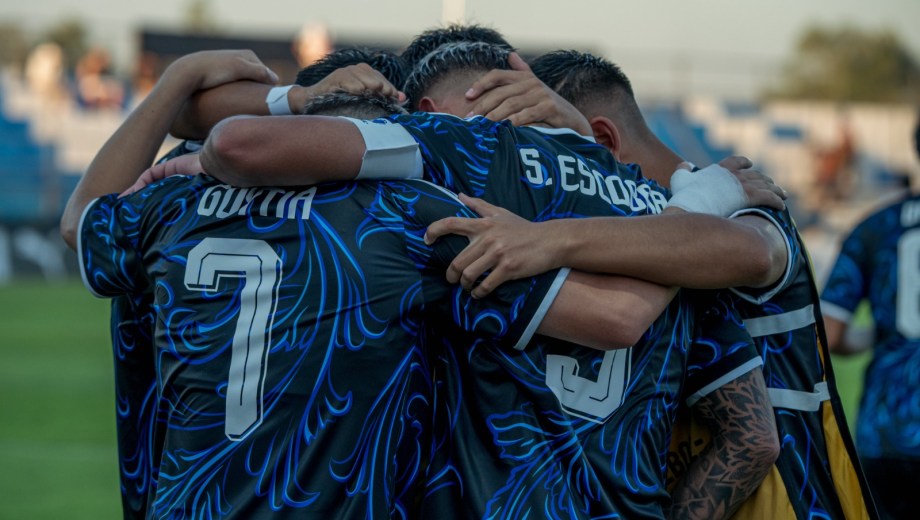 Con la camiseta alternativa, el equipo de Diego Placente se lució y goleó 4-1 a Perú en Paraguay, (@Argentina)