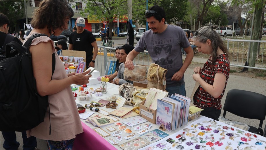 Emprendedoras y emprendedores de universidades públicas vuelven a encontrarse en una nueva edición del Mercado Universitario en Roca. Gentileza. 
