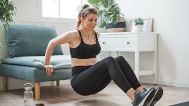 Entrenar sin tiempo: la rutina de 15 minutos que recomiendan para mejorar la salud desde casa