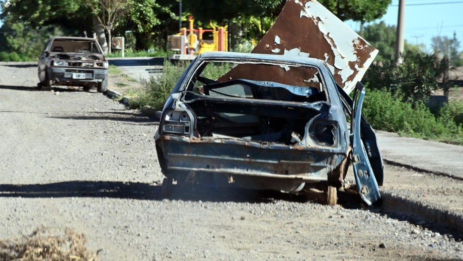 El proyecto busca acelerar la remoción de autos abandonados en calles, rutas y espacios públicos. Foto: Marcelo Ochoa.