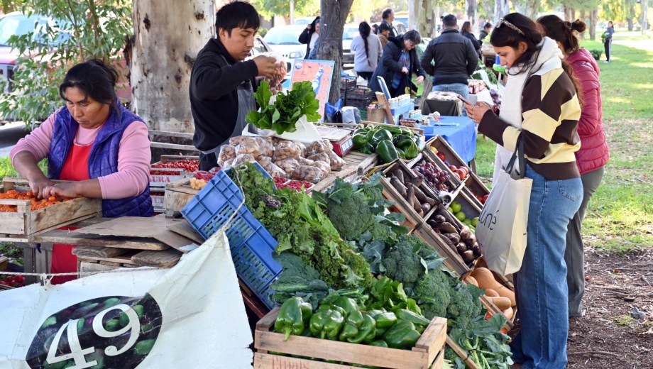 Productores y emprendedores locales ofrecen sus elaboraciones en la feria itinerante. Foto: Marcelo Ochoa.