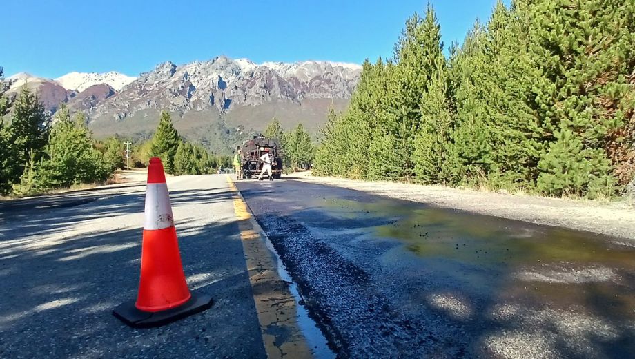 En la Ruta Nacional 40 se desarrollan tareas de bacheo con material en caliente. Foto: Vialidad Nacional. 