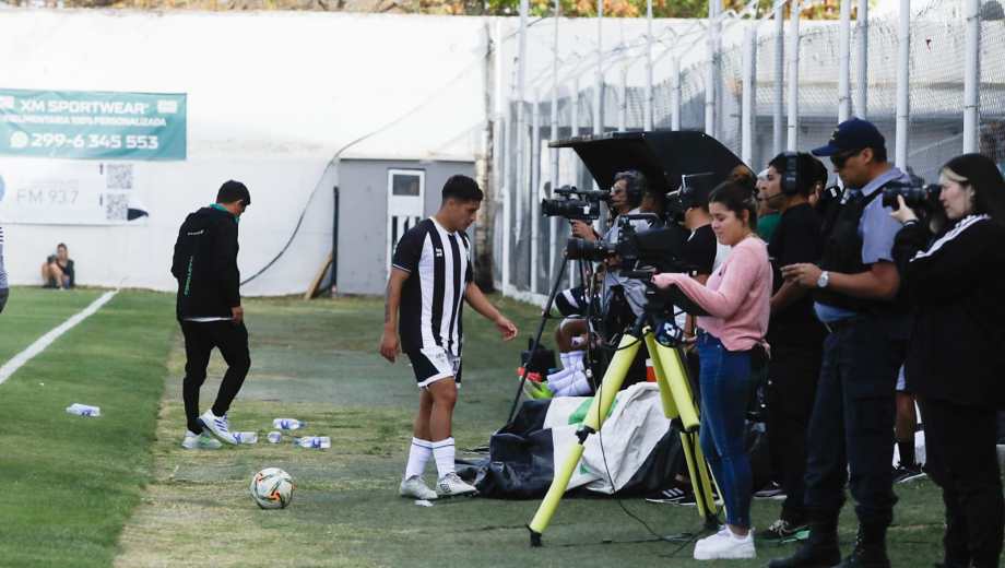 Brandon Obregon recibió 3 fechas de suspensión por la roja ante Costa Brava. Recién cumplió una. (Foto: Emiliano Ortíz)
