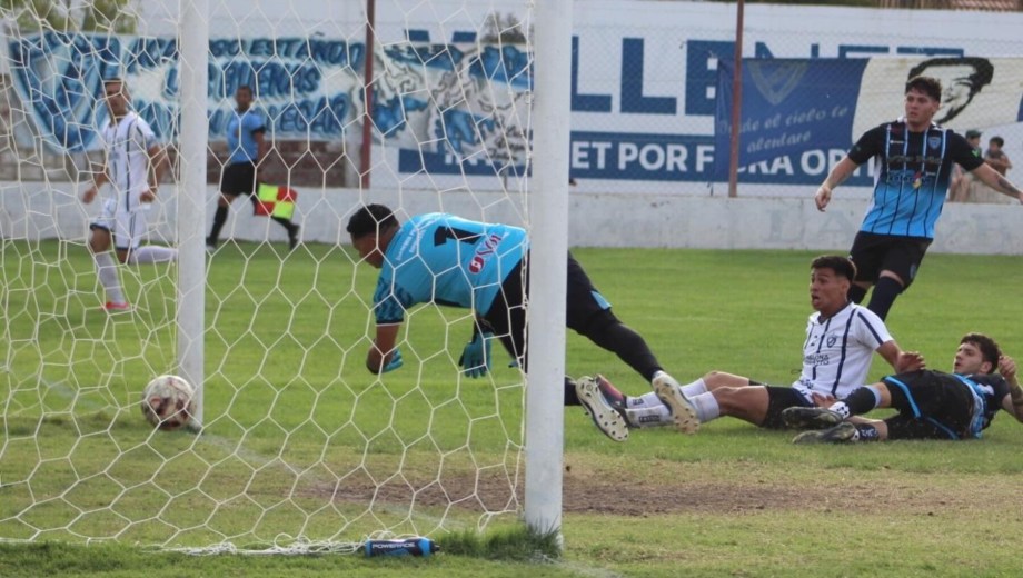 Facundo Acuña abrió el marcador para Atlético Regina. (Foto: Beto Troncozo)