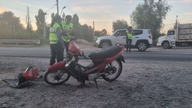 Fuerte choque en un peligroso cruce de la Ruta 22 en Roca este lunes: una mujer fue hospitalizada