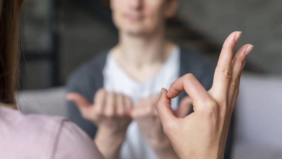 El proyecto busca que la Lengua de Señas no se limite a espacios específicos. Foto: gentileza.