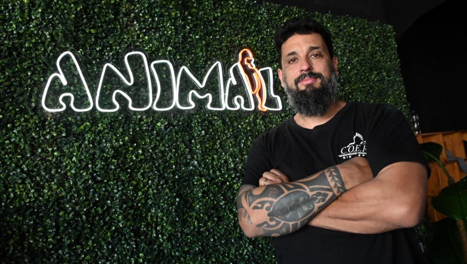 Pasó hambre, vivió en la calle y hoy emplea a más de 30 personas en Viedma. Foto: Marcelo Ochoa.