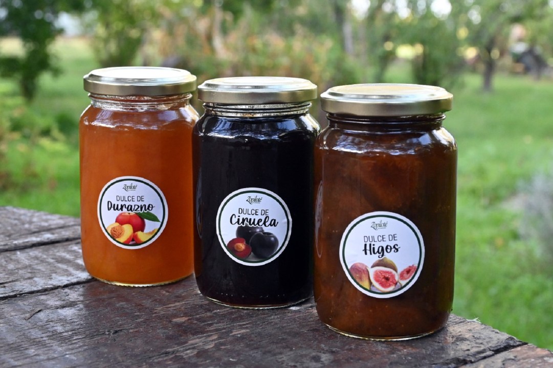 Los frascos reflejan el trabajo de toda una vida ligada a la producción. Foto: Marcelo Ochoa.