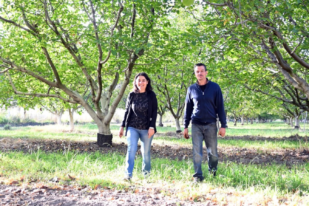 Olga y Andrés, entre la chacra y la elaboración, sostienen un proyecto con más de 30 años de historia. Foto: Marcelo Ochoa.