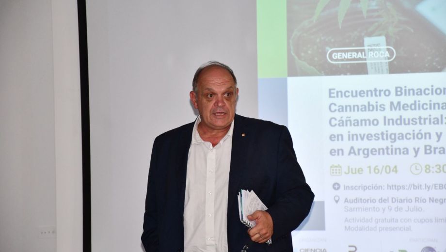 Nicolás Brozovich, presidente del INTA, durante el Encuentro Binacional de cannabis medicinal en Roca. Foto: INTA. 