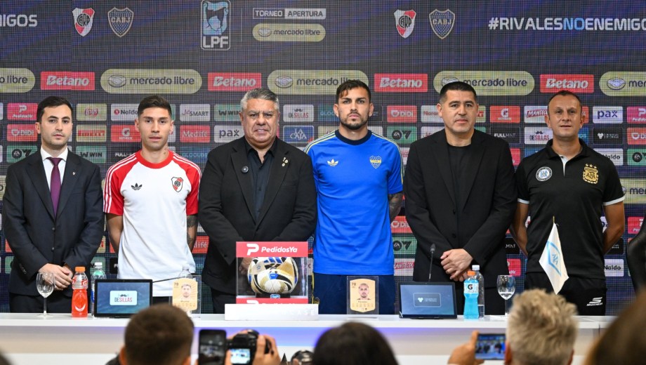 Di Carlo, Montiel, Tapia, Paredes, Riquelme y Herrera posaron juntos en la previa al Superclásico. (@LigaAFA)