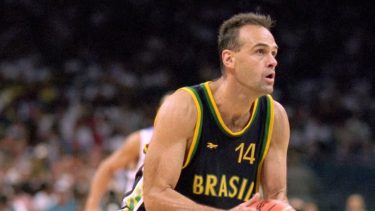 Murió Oscar Schmidt a los 68 años: la leyenda del básquet mundial que se ganó una ovación histórica en el Ruca Che
