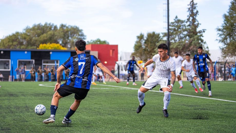 Miguel controla el balón para Rincón ante la marca de un rival. (Foto Prensa Deportivo Rincón)