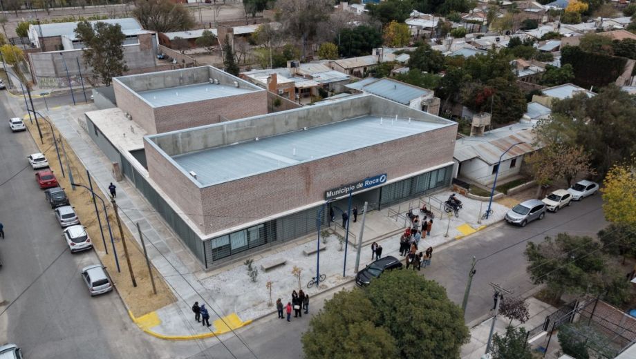 El edificio fue terminado con fondos municipales y desde esta semana reúne distintas áreas de atención. Foto: Municipalidad de Roca