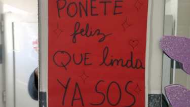 El baño de los mensajes positivos: la otra cara de la moneda escolar, una experiencia para imitar en Jacobacci
