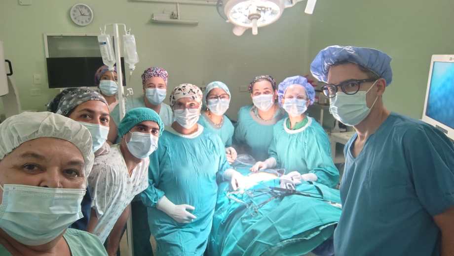 El equipo que llevó a cabo la cirugía en Viedma. Foto: gentileza