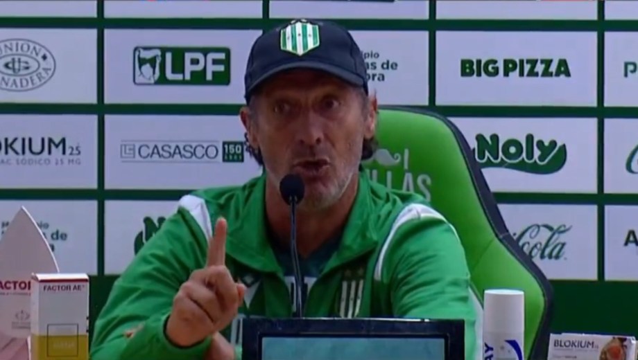 El técnico de Banfield apuntó contra los periodistas que "piden por su salida". 