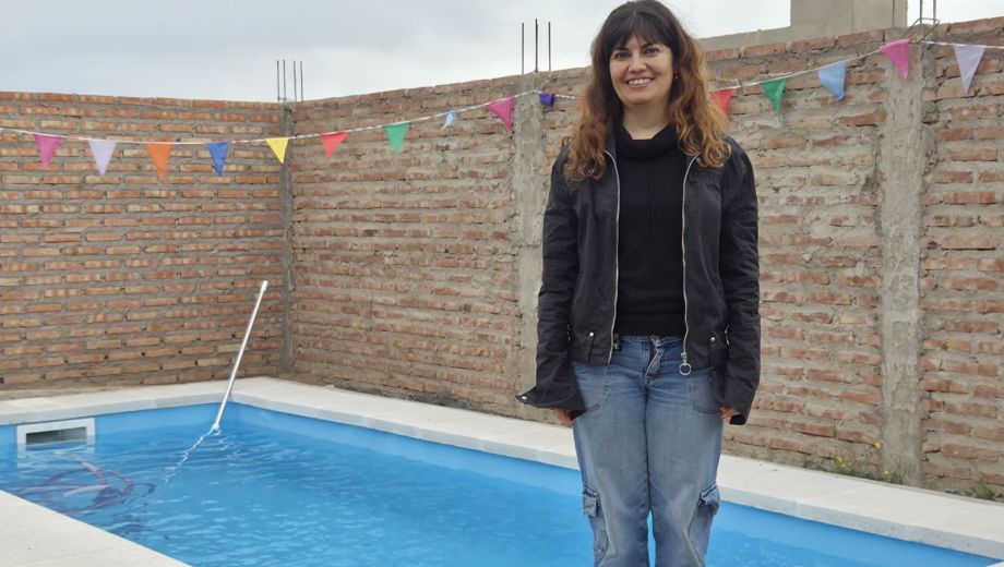 Lorena Riffo se ganó la pileta sorteada por Diario RÍO NEGRO. Foto: Agustina Pistagnesi.-