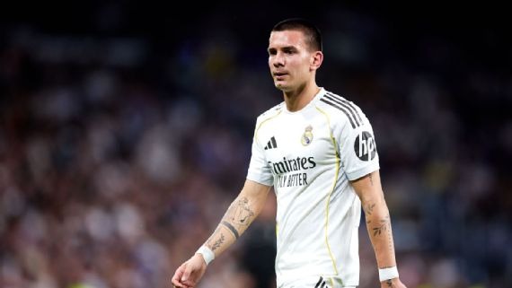 Mastantuono recibió la reprobación de los hinchas merengues en el Bernabéu.