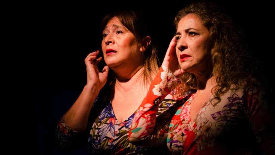 Marta (Silvana Feliziani) y Juana (Laura Sarmiento), dos amigas que llevan al más allá su amistad... y su rivalidad. (Foto: Luisina Lasque)