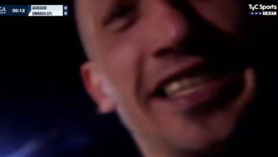 Un hincha del Lobo tomó la cámara de la tranmisión en pleno partido.